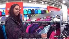 Reproducir asombrosa adolescente checoslovaca se hace en el centro comercial y se acuesta en punto de vista