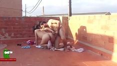 Jouer Fucworld-batteur le brunet sur la terrasse de l'édifice adr00134