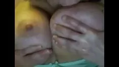 Reproduzir Milf velho inaugura peitos afiados e chupa neles