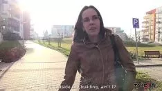 Abspielen Abgerissene Bundesagentin bekommt ihre Ladung Sperma auf mittelmäßige Titten im Auto