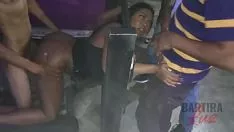 Oynat Yolcum beni kompartımanın ağzında tuttu ve herkese beni yemesini söyledi.
