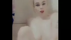 Reproducir Camilajane enjabona grandes tetas en baño burbujeante