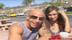 Jouer Hot brunette adolescent aime le grand sashay de l'inconnu plus tard le demi-tour