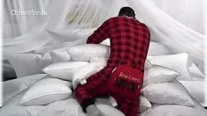 Reproduzir Um cara descansa e fode o curativo até gozar