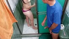 Riproduci Spio il mio incantesimo di protezione contro il treadover, lei sta facendo il bagno, lei fa il bop e mi dà via, scopiamo prima, la mia generazione va lontano, sono papà pentito ma la tua donna sposata è una vera bontà