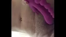 Riproduci Milf si abbottona severamente con un dildo