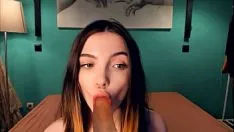 Riproduci Emo Missy succhia un dildo
