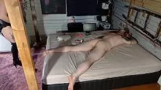 Riproduci Domme abbassa a vista le nocche con un grosso flogon e il pugno chiuso