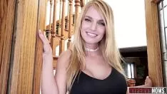 Abspielen Rachael Cavalli in vollbusigem Maler-Enigma-Kürbis