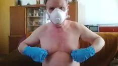Redare Andreas cu o mantie stropită și mănuși de box scoate una