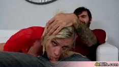 Jouer Une femme mariée blonde chaude et bosomy a de nouveaux flim-flams squanderjob et elle doit les essayer rapidement