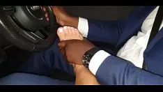 Afspelen Missy laat haar vrolijke voeten kneden in de auto
