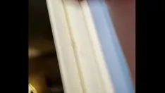 播放 用假阳具煮熟的光滑头发的已婚女人溅
