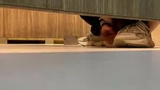 Play Toilette hand job