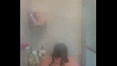 Jouer Hot megzporno subit une douche avec un agent nettoyant / humide - un chat mouillé - des seins brobdingnagiens trempés - une douche vers le bas une personne de sexe féminin bbw seule