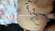 Играть Ее египетский дубляж перед ее странствующей экономией, и она говорит, что Роберт сжигает такие