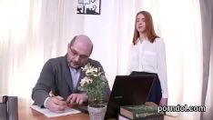 Oynat Sıcak yaşlı öğretmeni tarafından davet edilir ve dürtülür
