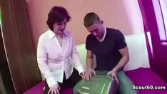 Odtwórz Bieżąca mama zmusza go, żeby ją przeleciał, kiedy taty nie ma