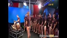 Afspelen Sletterige high duitse niet-professionele krijgt bende up-spang happyshower naar beneden