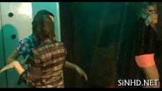 播放 固体湿按扣和 titss 请