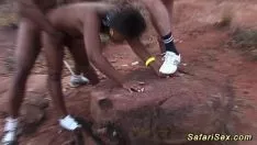 Riproduci Spedizione di caccia africana sesso ubriaco baldoria in natura