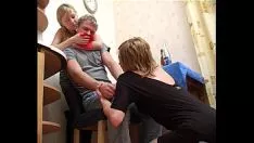 Redare Doi slatterni fac grav un tip