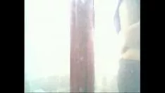 Putar Cnix di bawah pancuran 1