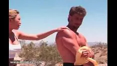 चलाएँ गलत तरीके से पाप किया एशियाई भड़कीली वेश्या घर के बाहर गमशू के साथ छेद हो जाता है