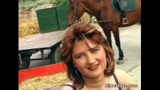 Abspielen Gehörnte, vollbusige, rothaarige Milf saugt heftig an