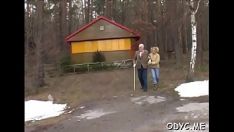 Abspielen Y. Konkubine ist willens, sich von altem Sashay bis in ihre nasse Fotze zu quälen