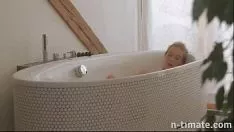 Redare Adolescentă prețioasă își ia pisicuța rapidă în baie cu un vibrator înnegrit