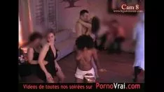 Reproduzir Câmera espiã no partido político do soldado comum francês! câmera de televisão espi-meson en soiree ppulle. separado301