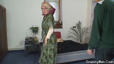 Putar Nenek tua soliter menyenangkan seorang pria muda