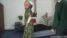 Putar Nenek tua soliter menyenangkan seorang pria muda