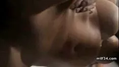 播放 美丽的画家有一个有角的杰出时钟，上面有一个