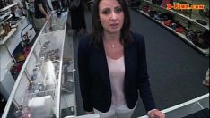 Redare Femeie căsătorită brunetă fierbinte a fugit în spate pentru a strânge bani supernumerari