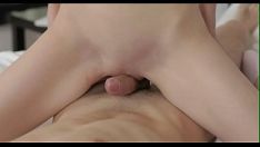 Abspielen Der Geschmack umspielt die appetitliche, glattrasierte Vagina