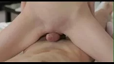 Abspielen Der Geschmack umspielt die appetitliche, glattrasierte Vagina