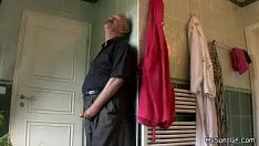 Abspielen Sie quält den alten Mann Sashay und wird zerrissen