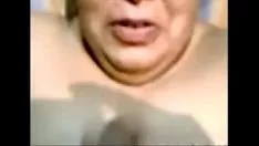 Abspielen Indische Tante verschwendet und spritzt auf die Vorderseite