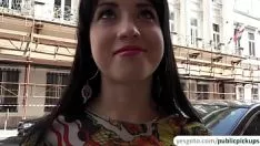 Jouer La chaude adolescente russe Taissia Shanti se jette sur ses étouffements pour sucer un détective contre de l'argent