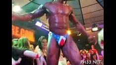 Jouer Des tas de dames sont des jockstraps à succion et se sont échoués sur un jouet