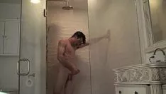 تشغيل ماتياس المسيح الحطام ساشاي في الحمام إلى أسفل