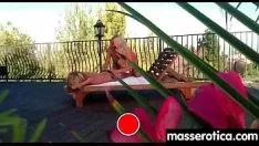 Играть Горячие трибады месят топы до кульминации 20