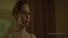 播放 Freyja Mavor 戴着眼镜和枪坐在车里的贵妇 2015