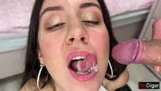 再生 ふしだらな義理の妹はファックが大好きで、最後の一滴までザーメンを飲み込みます!