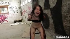 Reproducir ¡¡¡Pequeña gótica tatuada engaña a su novio y una gran polla negra le folla el culo en urbex !!!