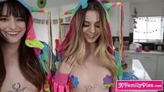 再生 Xfamilypies.com - 小さな義妹ティーンモリーリトルと彼女の親友ラナスモールズがピニャータを詰める