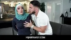 Riproduci Hijabfamily - proposta birichina di gemme viola per il suo allenatore peter green