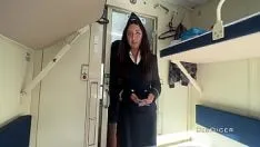 Riproduci Ha sedotto il conducente del treno e l'ha scopata mentre lei aveva una pausa